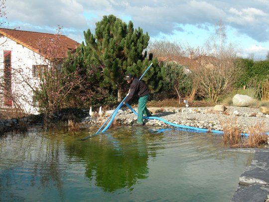 Schwimmteichpflege Schwimmteich Schlammsauger Frühjahr