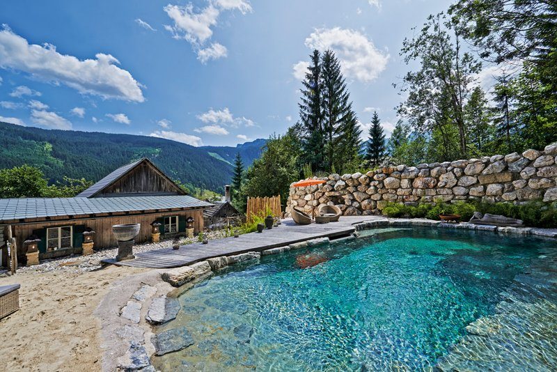 Gartenpool in den Alpen mit Sandstrand wie auf Bali