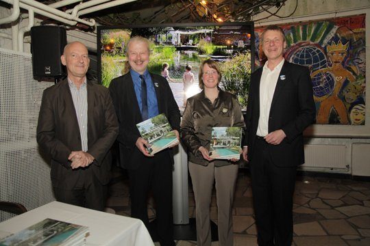 Bildband zu 30 Jahre Biotop erschienen. Von links: Roland Thomas (Deutsche Verlags-Anstalt), Autor Roland Lütkemeyer, Fotografin Daniela Toman und Biotop-Gründer Peter Petrich. Foto: Biotop Landschaftsgestaltung