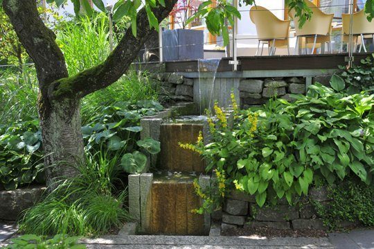 Wasserspiele sind eine Freude für jeden Gartenbesitzer. Foto: Re-natur