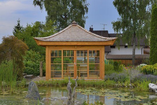 Das balinesische Ubud-Gartenhaus: Ideal für Swimmingpools und Naturpools. Foto: Blockhausbau Hummel