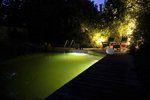 LED-Lichtleiste illuminiert den Schwimmteich. Foto: Re-natur