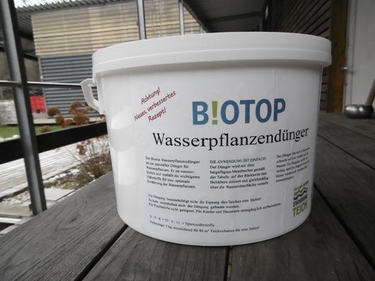 Der „Biotop Wasserpflanzendünger“ stärkt die Reinigungskradt von Schwimmteichen und Naturpools. Foto: Biotop Landschaftsgestaltung