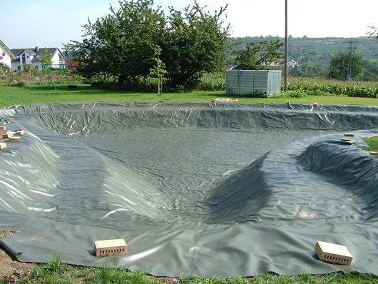 Ein Schwimmteich muss dicht sein und das geschieht meist mit einer Abdichtungsfolie. Foto: Teich & Gründach Klute GmbH