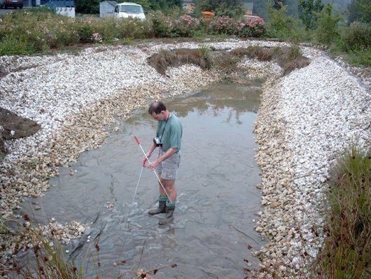 Mit einer Leckage-Ortung können Undichtigkeiten im Schwimmteich lokalisiert werden. Foto: Re-natur