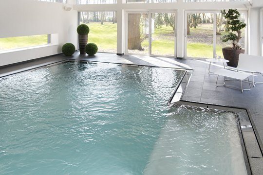 Ein Hallenbad mit biologischer Filtrationstechnik