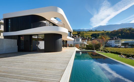 Faszinierende Naturpool-Anlage in Südtirol. Foto: swimming-teich.com