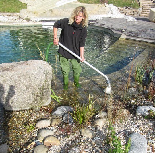 Birgit Gassmann, Expertin für Schjwimmteich- und Naturpoolpflege. Foto: privat