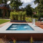 Nicht Schwimmbad, nicht Whirlpool, aber dennoch Wasser im Garten zum Eintauchen und Wohlfühlen: Der Minipool "C-Side" von Riviera Pool