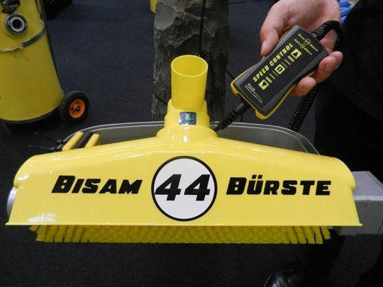 Die Reinigungsbürste "Bisam 44" von Rössle mit neuer Steuereinheit