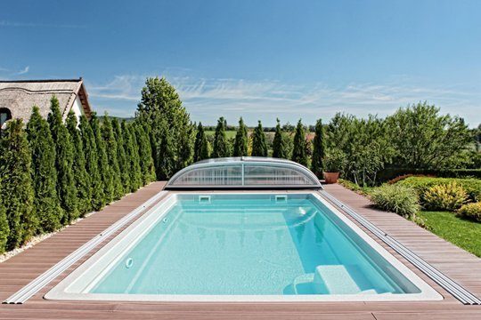Refugium für die Sinne: Swimming-pool mit Poolüberdachung in naturnaher Landschaft. Foto: Aquacomet