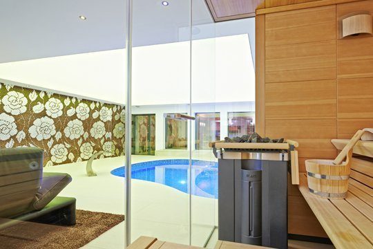 Ein toller Wellnessbereich mit Sauna und Swimming-pool im eigenen Haus. Foto: Tom Philippi