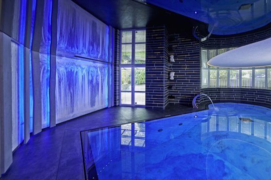 Ein Swimming-pool mit toller LED-Beleuchtung. Foto: Tom Philippi