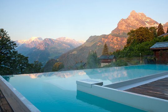 Wie im Märchen: Das Wellnesshotel "Bellevue" mit Aussicht auf die Berge. Foto: Tom Bendix