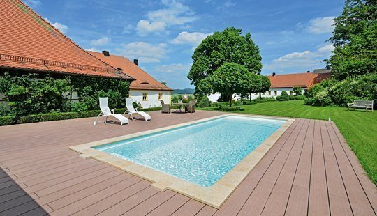 Ein Gartenpool mit Glanz und Gloria. Foto: Matthias Malpricht