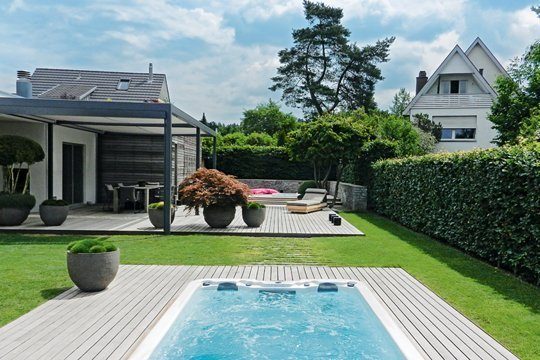 Ein Whirlpool und ein Swimmspa sorgen im garten der jungen Familie für Entspannung. Foto: Joachim Scheible