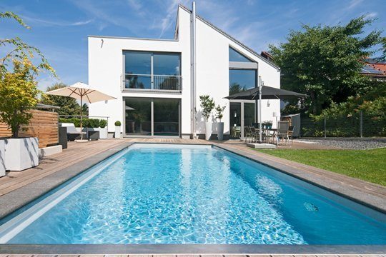 Haus, Terrasse und Swimming-pool sprechen eine klare Formensprache. Foto: Tom Bendix