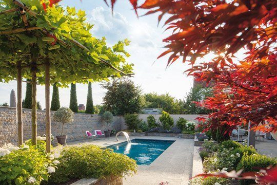 Garten, Pool und Architektur: Eine Harmonie der Sinne