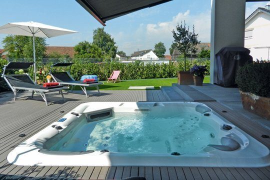 Ein Whirlpool auf der Terrasse erfreut die Besitzerin. Foto: Joachim Scheible