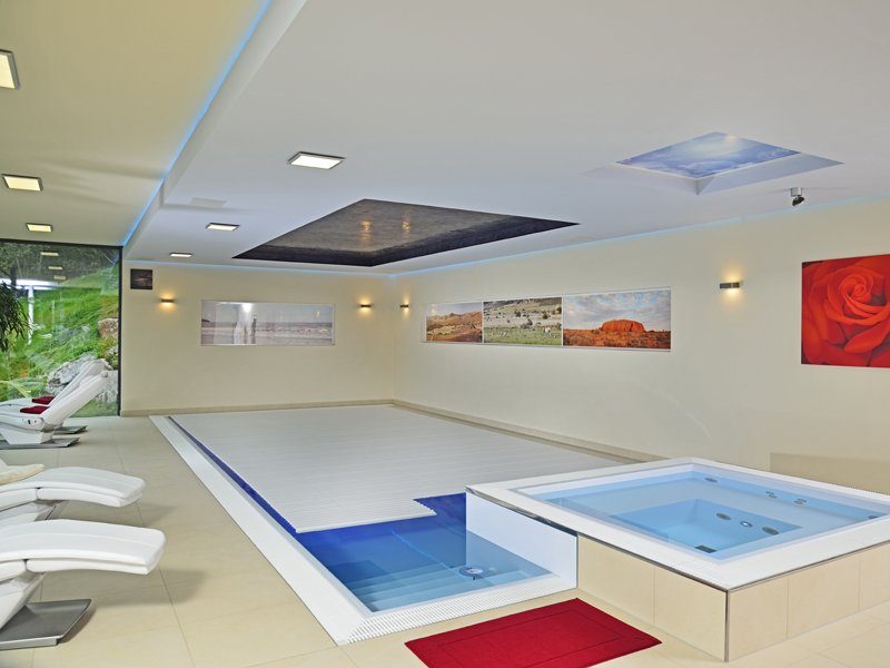 Hallenbad Panoramablick Whirlpool Saunieren Wellness