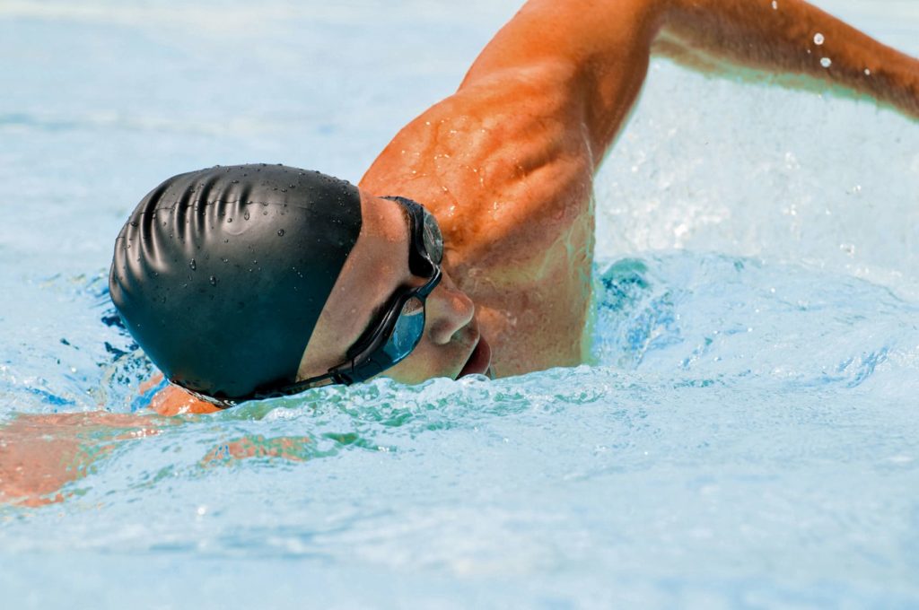 Fitness im Pool schwimmen trainiert den Körper