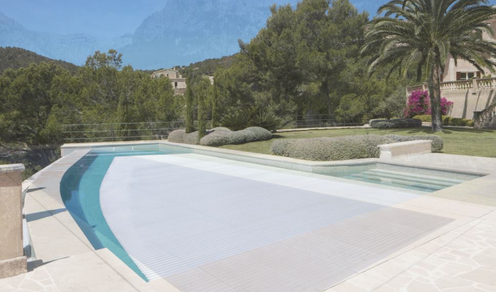 Kapfer Pool Design Mallorca mit Rollo Solar Abdeckung