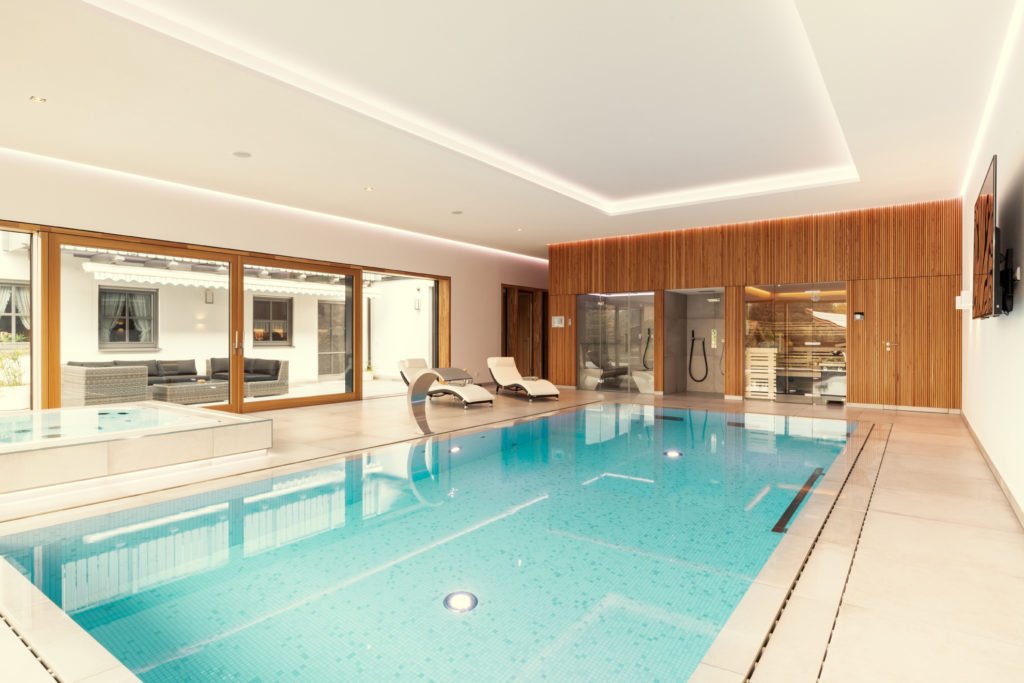 Swimming-pool im Haus mit Dampfbad, Sauna und Whirlpool