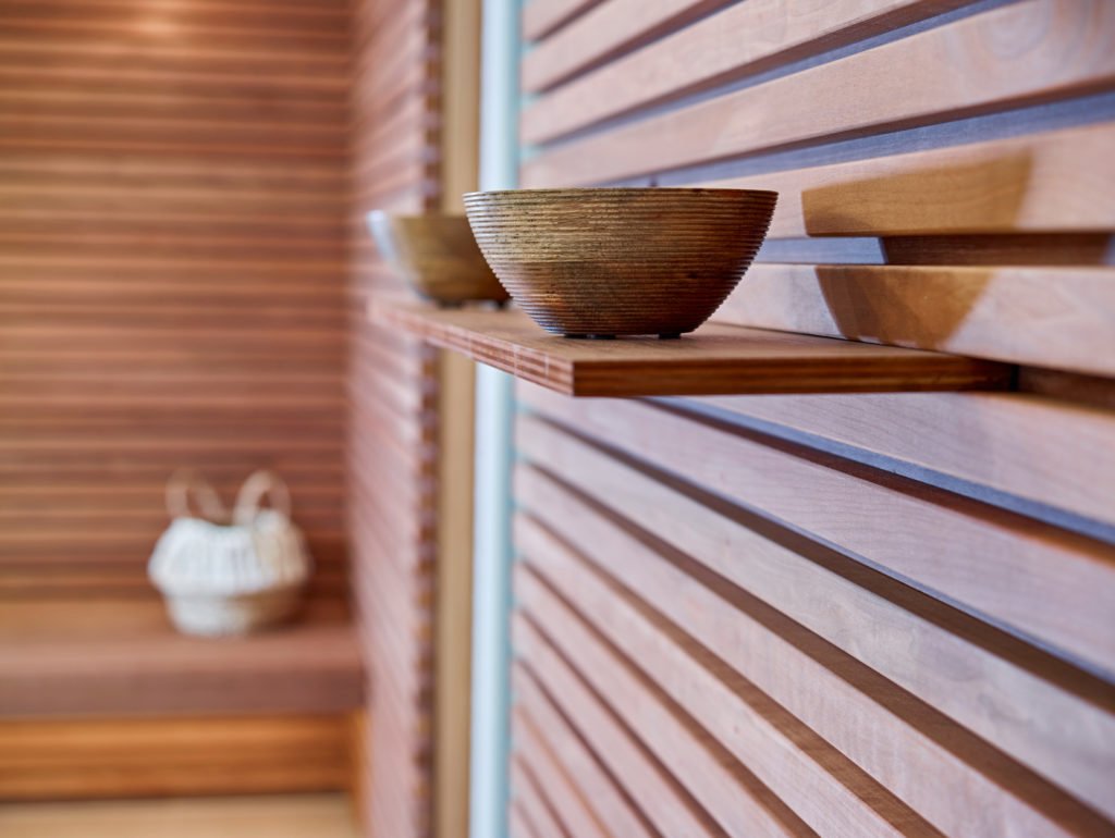 Sauna und Wellness mit Stil - Ein Holztisch - Fußboden
