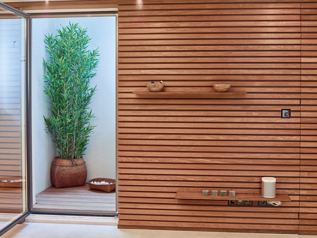 Sauna und Wellness mit Stil - Ein Schild an der Seite einer Holztür - Fensterabdeckung