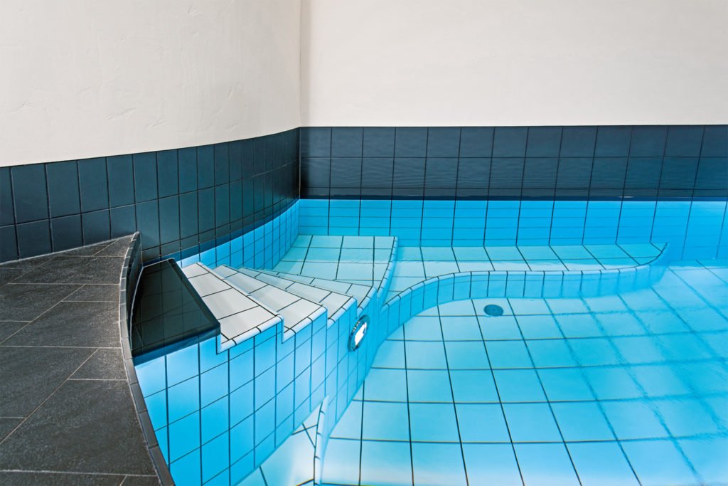 Ein unterirdisches Wellness-Refugium - Ein blau-weißer Fliesenboden - Die Architektur