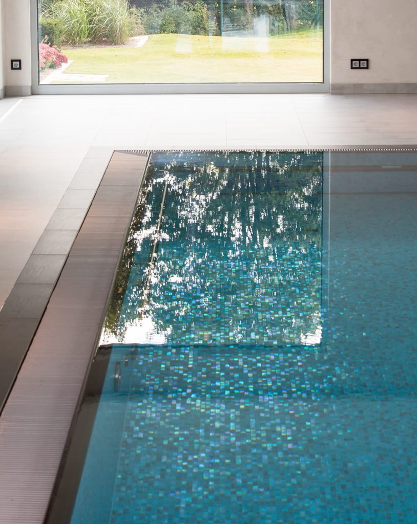 Ein Hallenbad mitten im Idyll - Wasser neben einem Fenster - Schwimmbad