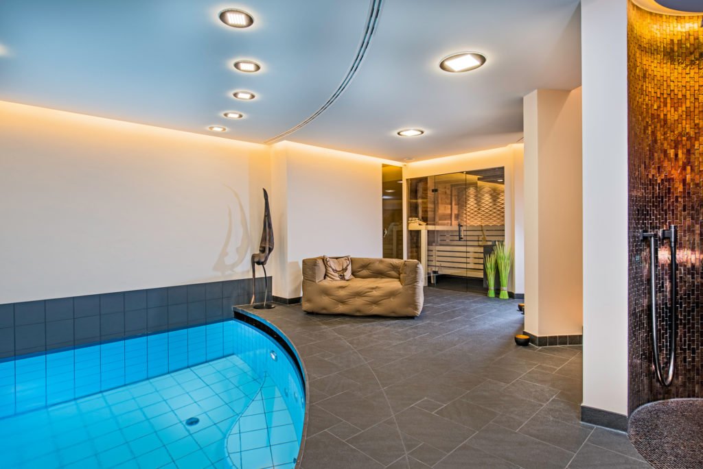 Unterirdisches Wellness-Refugium mit Sauna, Dampfbad, Pool und Erlebnisdusche