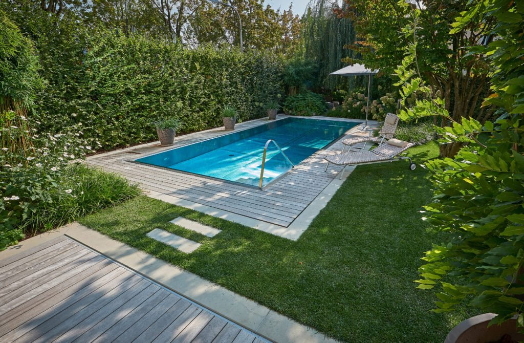 Gartenpool: Im Idealfall bilden Swimmingpool und Umgebung eine optische Einheit