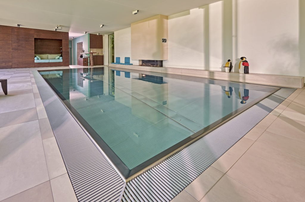 Mit den richtigen Mitteln kann ein Swimmingpool im Innenbereich sehr wohnlich gestaltet werden. Foto: Tom Philippi