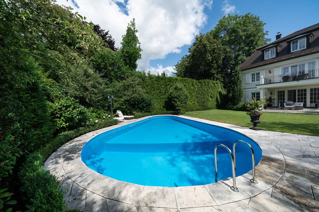 Einzigartiges Oval-Becken von der Thamm Schwimmbadtechnik. Foto: Bernhard Müller