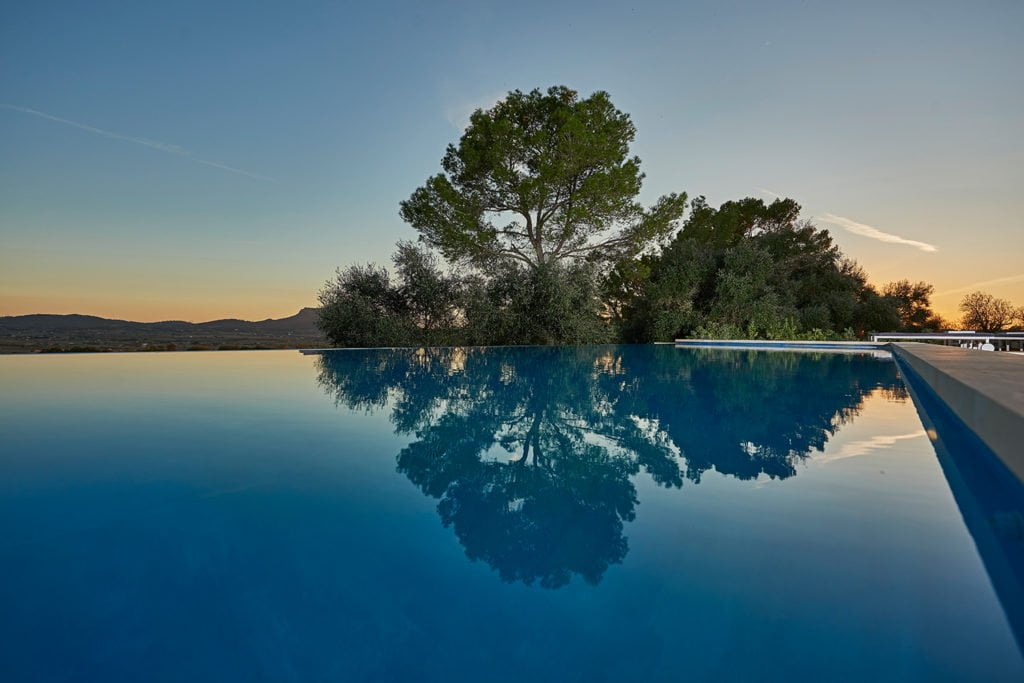 Magisch: Dieser Infinitypool der Finca Las Higueras im Zentrum Mallorcas verschmilzt nahezu mit der umgebenden Natur. Foto: Tom Philippi 