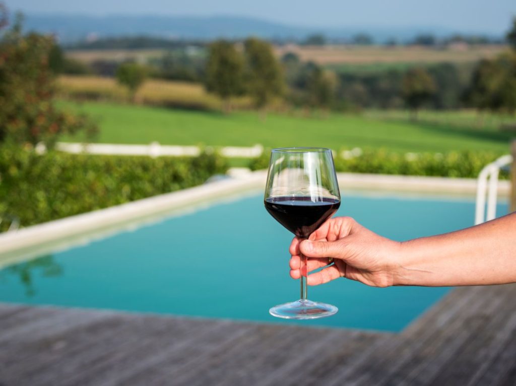 Schwimmbecken mit Weinglas