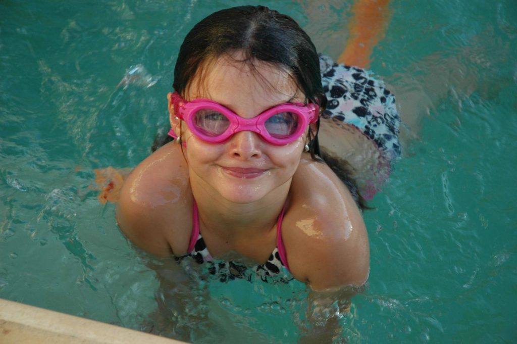 Mädchen mit Schwimbrille