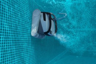 Zur Poolpflege von einem Gartenpool gehört der wöchentliche Einsatz eines Poolsaugers