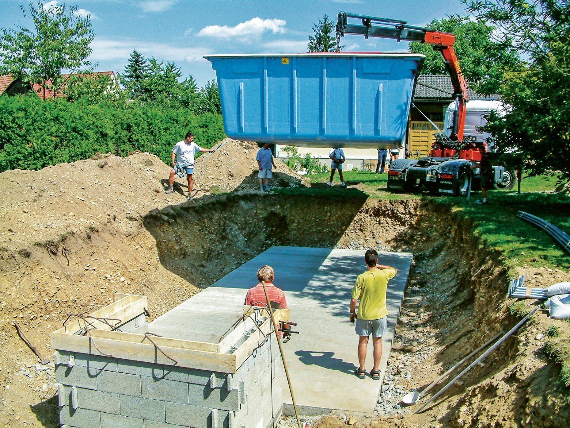 Einen eigenen Swimmingpool bauen. Das Becken wird eingebracht