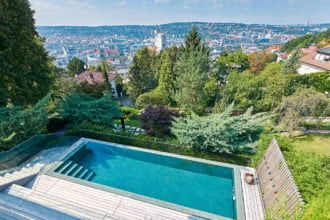 Besonderer Charakter: Gartenpool in Hanglage