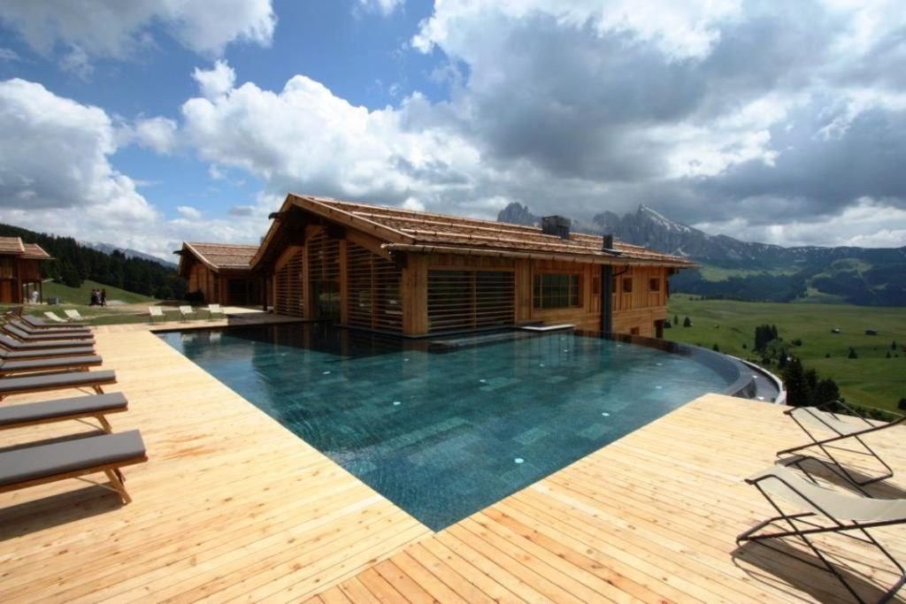 Individuelle Wellness-Konzepte_Adler Mountain Lodge_Holz Veranda