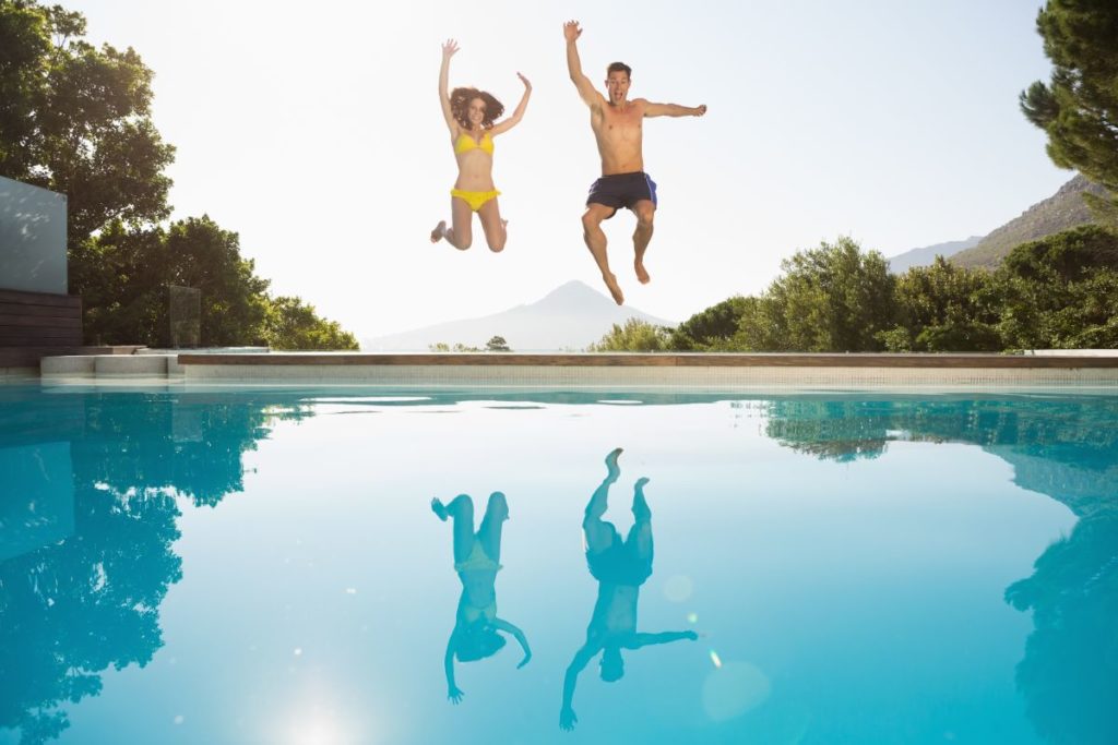 Trübes Poolwasser Becken