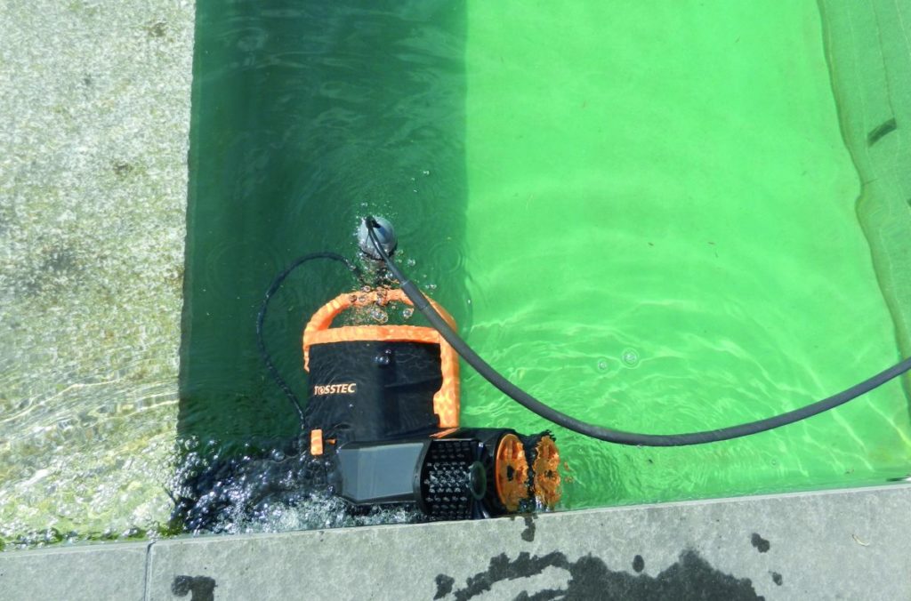 Naturpool bauen_Reinigungsroboter im Wasser