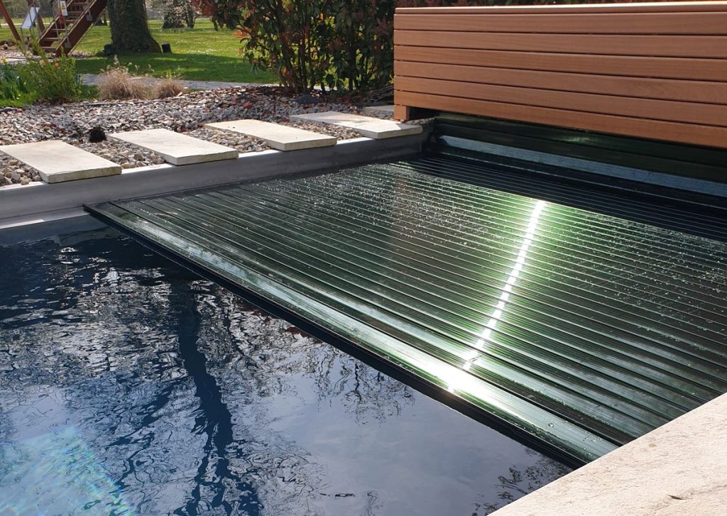 Schwimmbadabdeckung_BAC-Rollladen-Rollmatic-PC-solar-grün