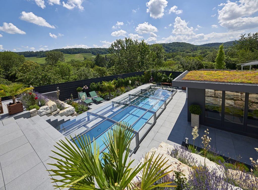 Swimmingpool mit Poolüberdachung von Paradiso