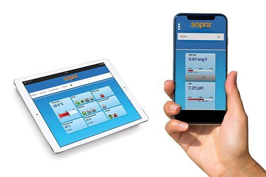Mit Ihrem Smartphone, Tablet oder PC haben Sie Fernzugriff auf alle Geräte und Anlagen Ihres Pools. Ein Tablet und ein Smartphone, auf denen jeweils die Benutzeroberfläche der sopra Cloud zu sehen ist.