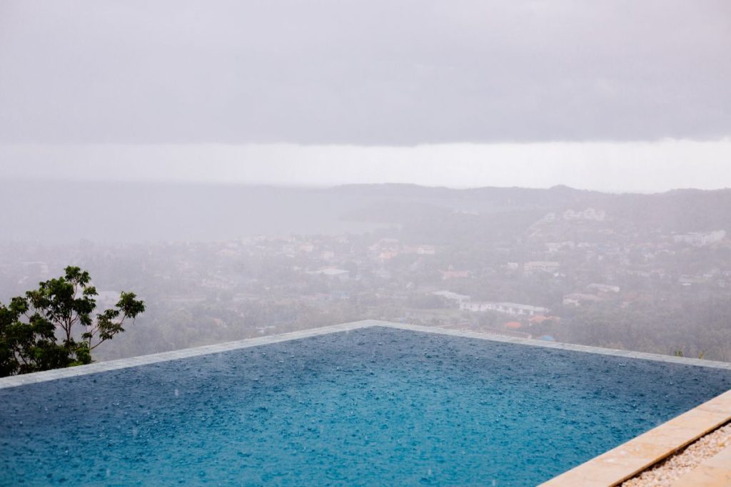 Poolwasser grün Regen