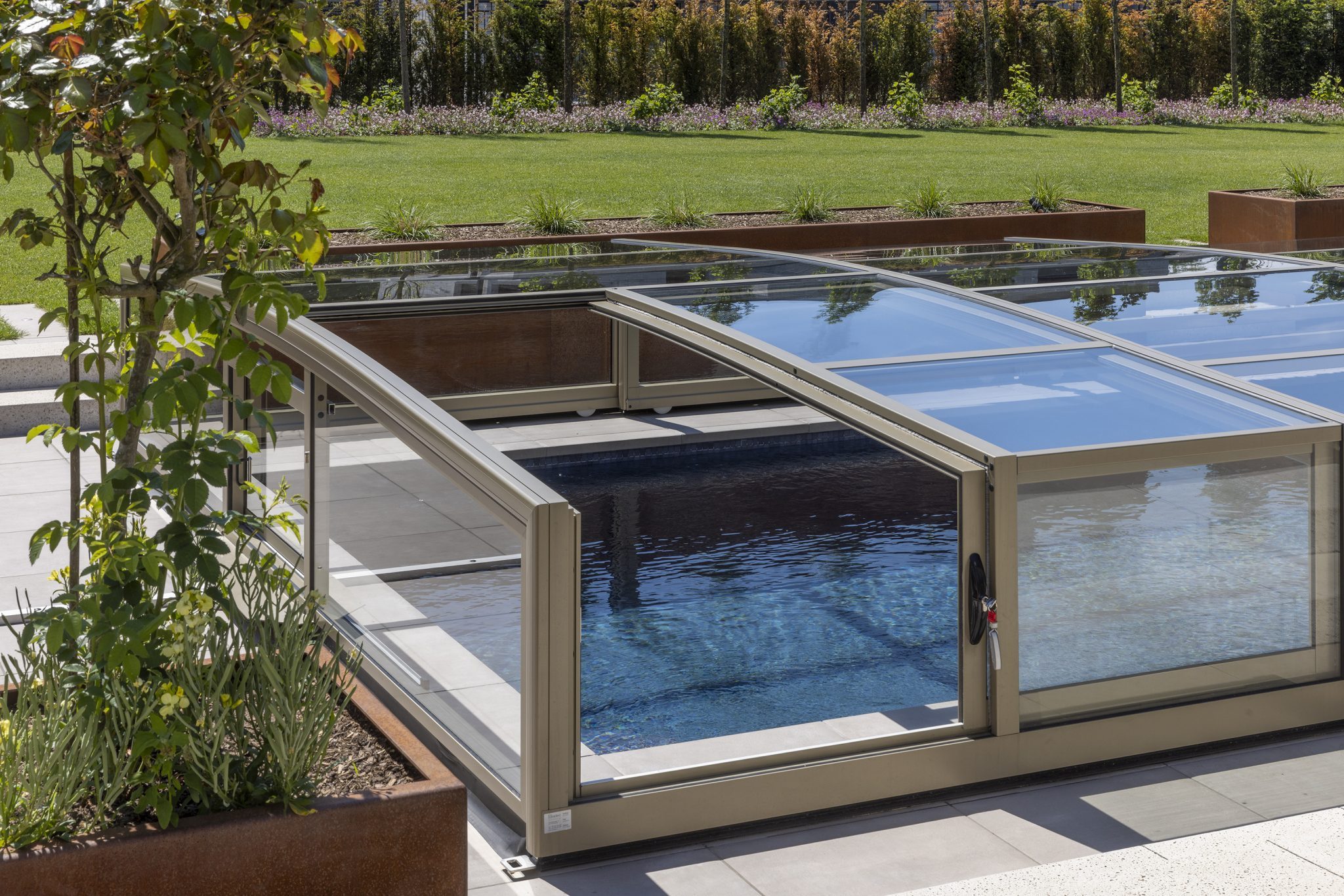 Stilvolle Poolanlage mit Überdachung schwimmbad.de