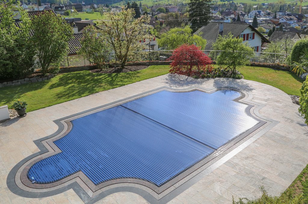 Couverture de piscine avec profil solaire de Grando/Aqua Solar. Photo : Grando/Aqua Solar